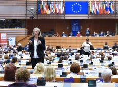 Deaf community decries lack of status for sign language interpreters