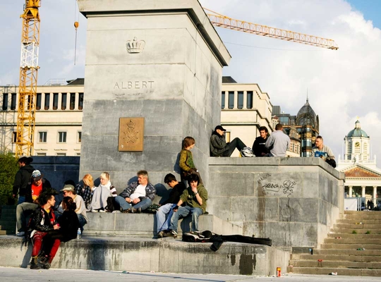 (c) iStock Groep jongeren in Brussel